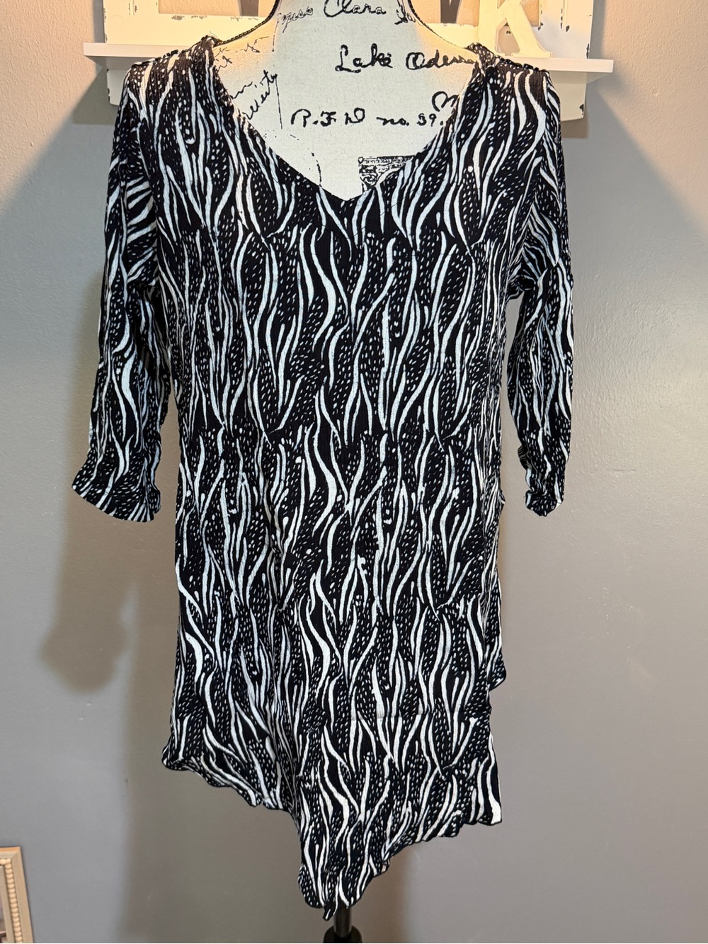 LOST RIVER BLACK/WHITE WAVE PATTERN BLOUSE SZ XL
